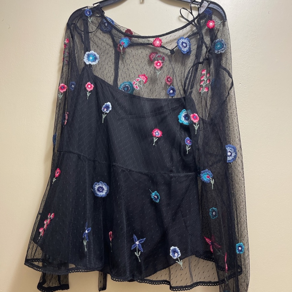 Like new Zara sheer too with tank underneath, sewn floral details, very cute